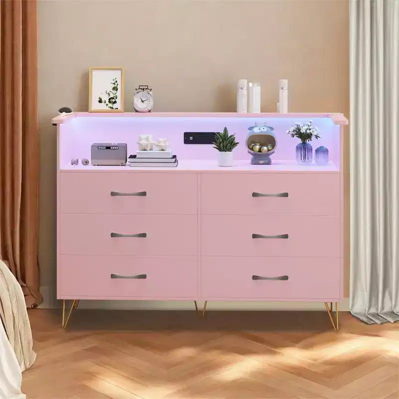 Commode moderne à 6 tiroirs avec lumières LED et station de recharge - 3 prises, 2 ports USB, lumières changeantes de couleur, étagères ouvertes avec commode de rangement élégante