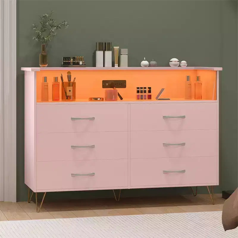 Commode moderne à 6 tiroirs avec lumières LED et station de recharge - 3 prises, 2 ports USB, lumières changeantes de couleur, étagères ouvertes avec commode de rangement élégante
