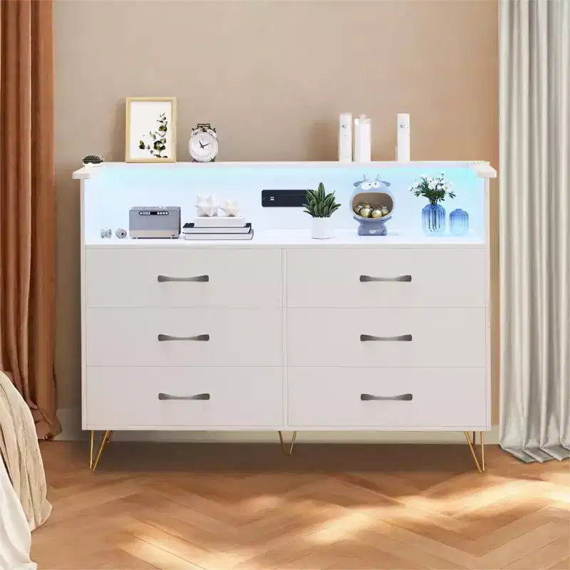 Commode moderne à 6 tiroirs avec lumières LED et station de recharge - 3 prises, 2 ports USB, lumières changeantes de couleur, étagères ouvertes avec commode de rangement élégante