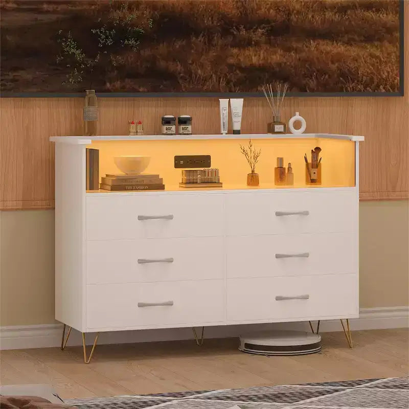 Commode moderne à 6 tiroirs avec lumières LED et station de recharge - 3 prises, 2 ports USB, lumières changeantes de couleur, étagères ouvertes avec commode de rangement élégante