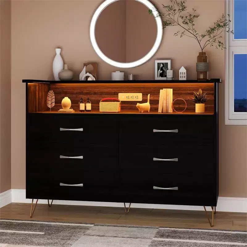 Commode moderne à 6 tiroirs avec lumières LED et station de recharge - 3 prises, 2 ports USB, lumières changeantes de couleur, étagères ouvertes avec commode de rangement élégante