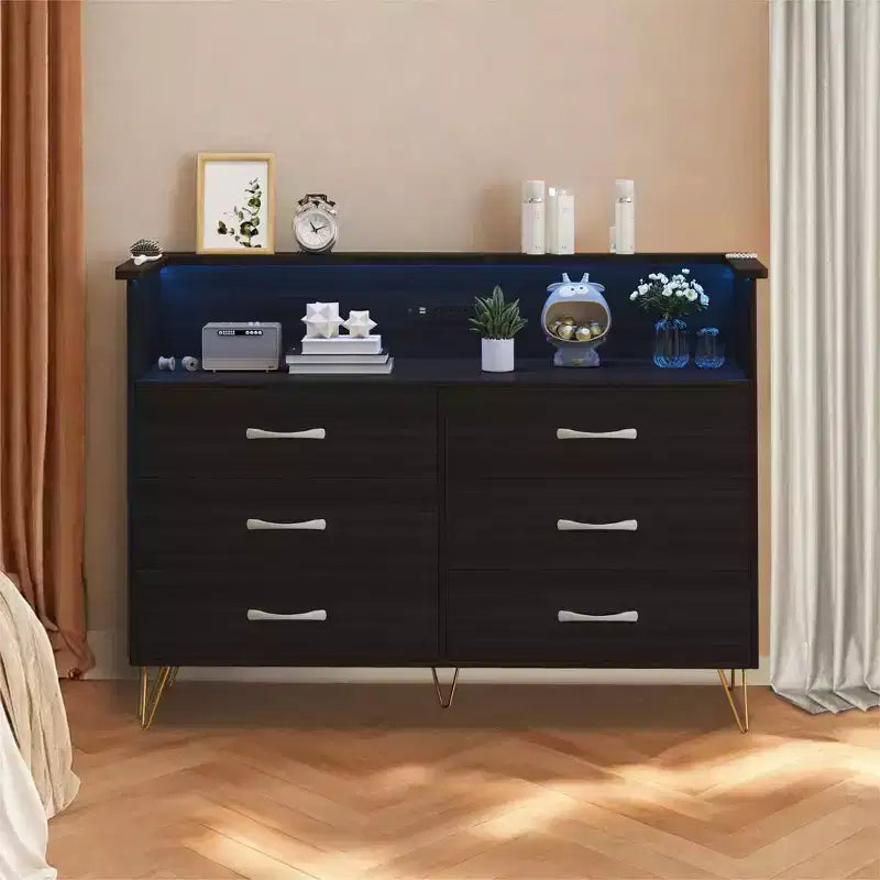 Commode moderne à 6 tiroirs avec lumières LED et station de recharge - 3 prises, 2 ports USB, lumières changeantes de couleur, étagères ouvertes avec commode de rangement élégante