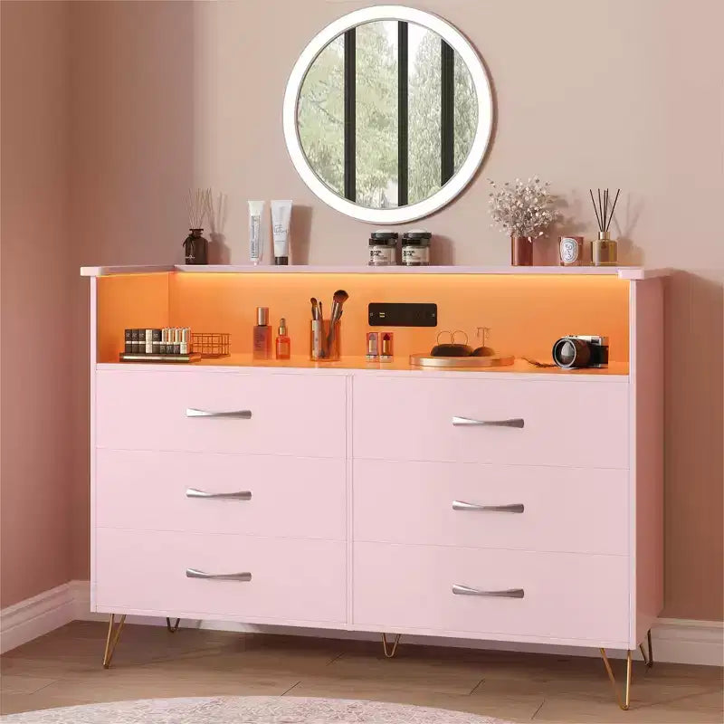 Commode moderne à 6 tiroirs avec lumières LED et station de recharge - 3 prises, 2 ports USB, lumières changeantes de couleur, étagères ouvertes avec commode de rangement élégante