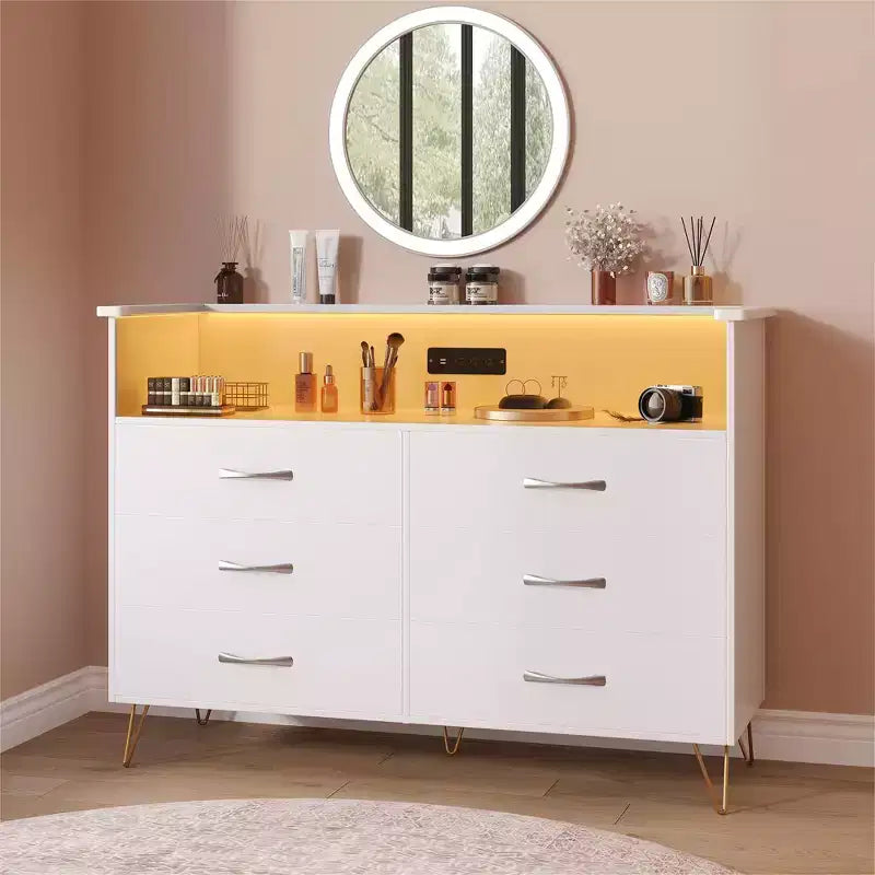 Commode moderne à 6 tiroirs avec lumières LED et station de recharge - 3 prises, 2 ports USB, lumières changeantes de couleur, étagères ouvertes avec commode de rangement élégante