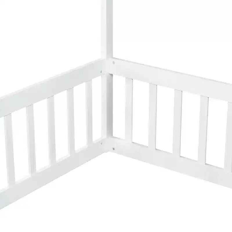 Lit au sol double avec ciel de lit à baldaquin et barrière