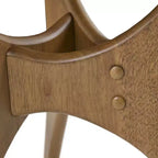 Table basse triangulaire en bois marron clair : style moderne du milieu du siècle, finition orme, piètement croisé unique